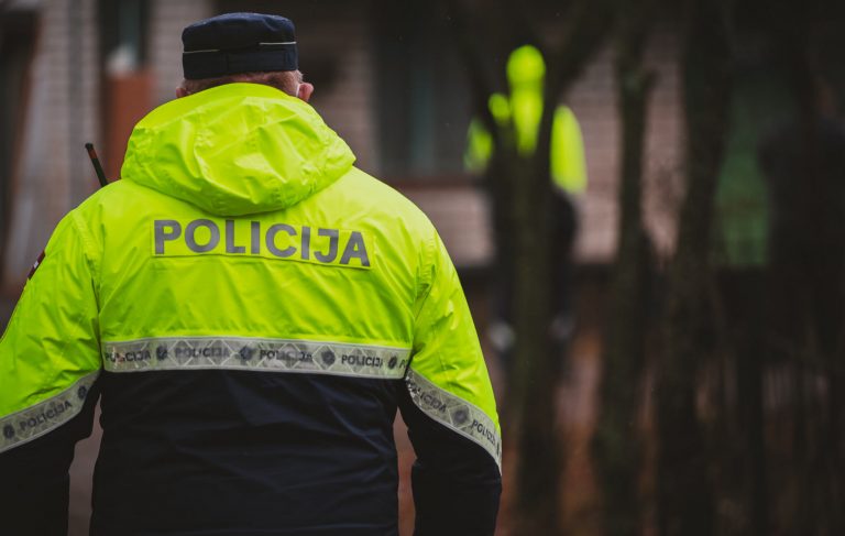 В Олайне водитель насмерть сбил человека