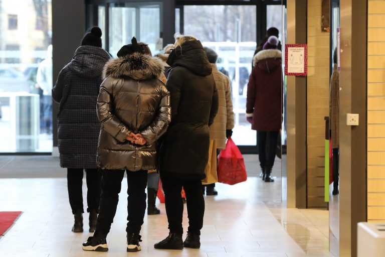 Опрос: больше всего латвийцев в пандемию угнетает запрет на торговлю и услуги