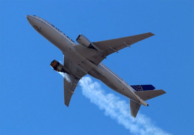 Загоревшийся в небе двигатель: Boeing приостанавливает полеты самолетов модели 777