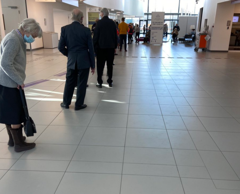 В больнице Страдиня на вакцинацию выстроилась очередь