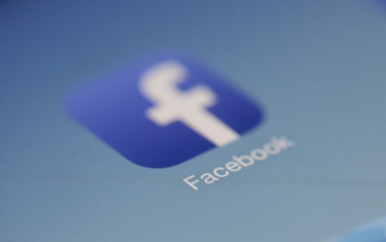 Facebook блокирует посты о пользе вакцинации — алгоритмы принимают их за политическую рекламу