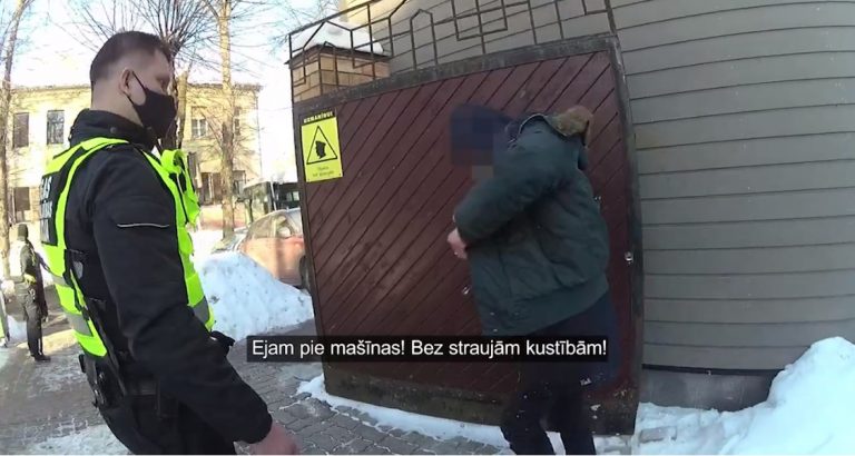 Охранника магазина ранили ножом из-за бутылки пива. Прохожий помог задержать злоумышленников (ВИДЕО)