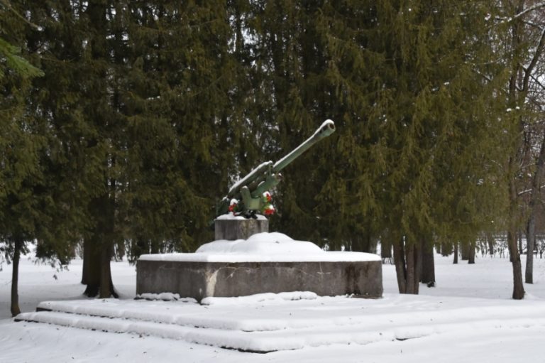 В Екабпилсе с советского мемориала украли пушку