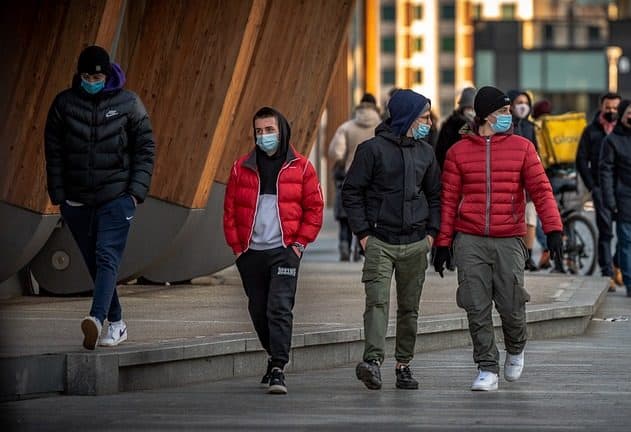 Врачи: третья волна COVID настигнет Латвию в ближайший месяц