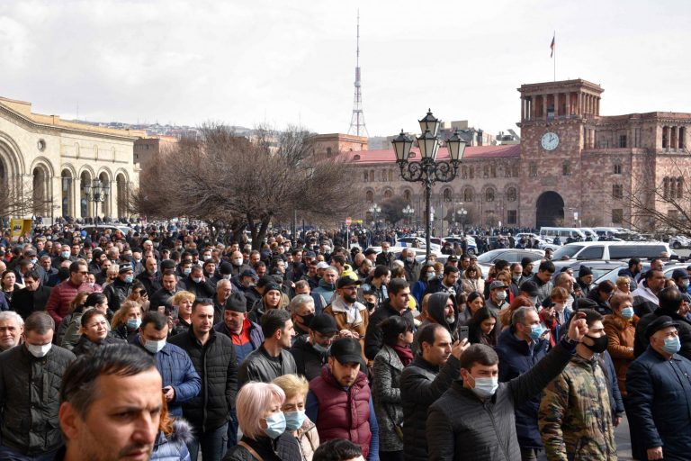 Генштаб Армении потребовал отставки правительства, премьер Пашинян назвал это «военным переворотом»