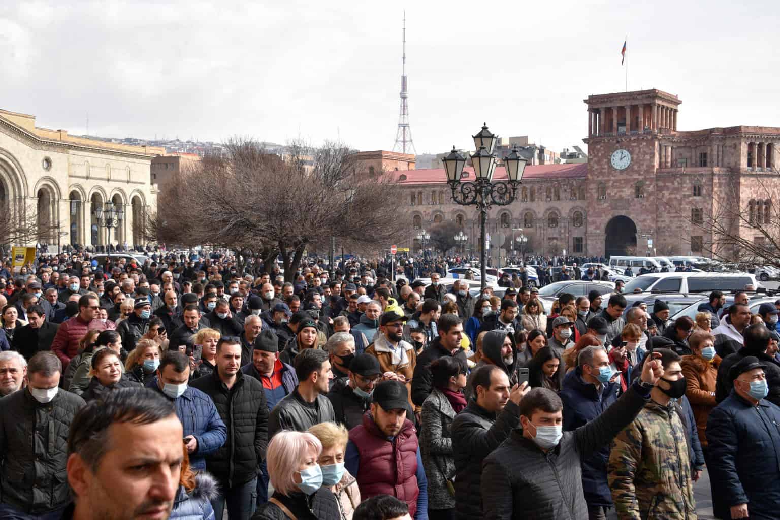 Премьер-министр армении никол пашинян. Митинг армении против пашиняна. Армения вышла. Митинг в ереване. Протесты в армении 2021.