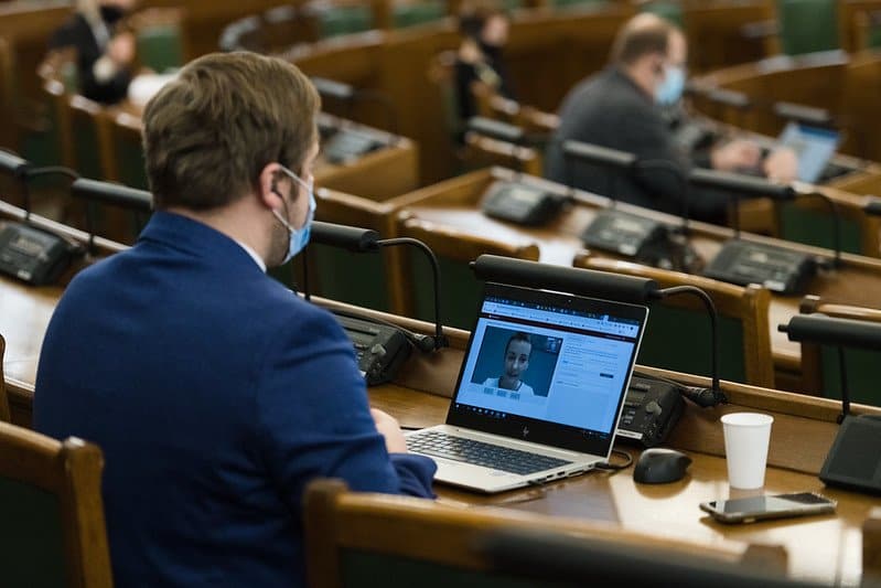 Депутат Сейма: комиссии пока не одобрили поправки к Конституции о дефиниции семьи