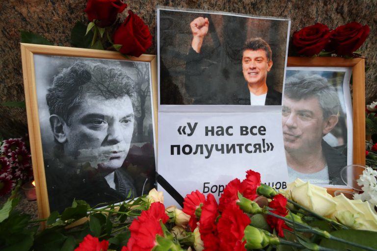 ФОТО и ВИДЕО: тысячи россиян идут на место убийства Немцова возложить цветы