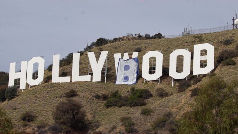 Не Hollywood, а Hollyboob: в США прошла акция о цензуре женского тела