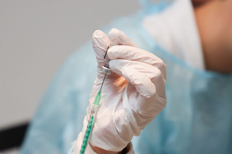 Омбудсмену жалуются: нежелающих вакцинироваться угрожают уволить