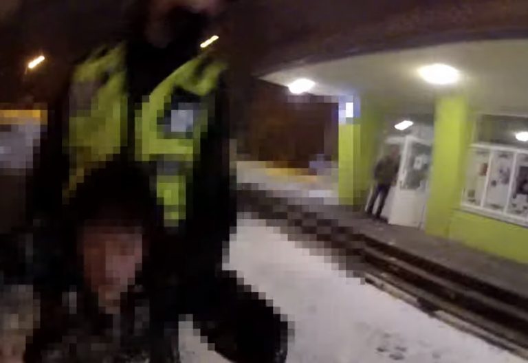 ВИДЕО: на Тейке от обморожения спасли парня, лежавшего в сугробе