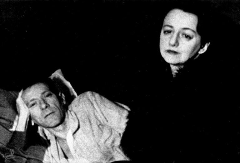 Последняя фотография Михаила Булгакова, Обама в гостях у бабушки и прекрасная Натали Имбрулья в подборке редких исторических фотографий