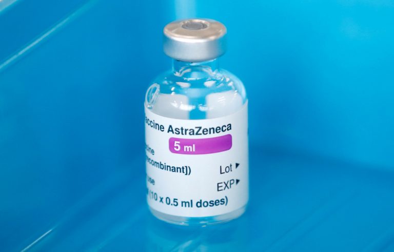 Вакцину AstraZeneca везли при неправильной температуре. Латвия ждет реакцию производителя