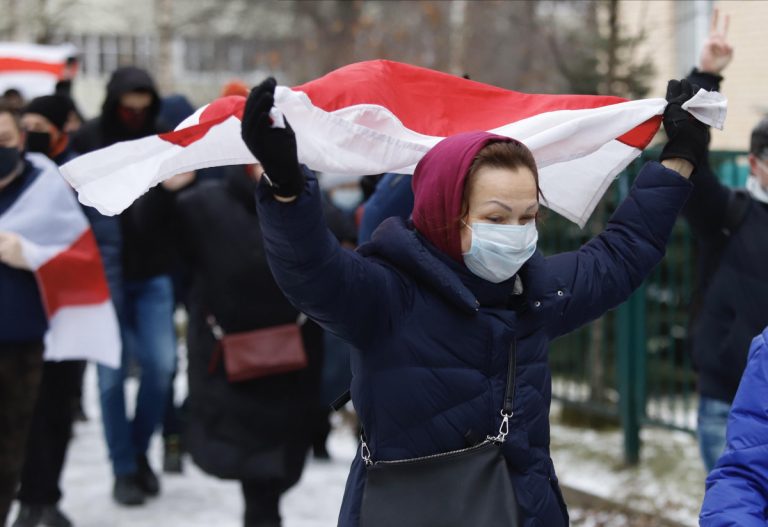 Оппозиционер из Беларуси: зимой протестовать сложнее, вся надежда на раскол силовиков