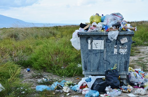 «Да, неудобно. Но вы все равно выходите на улицу»: Eco Baltija о запрете мусоропроводов