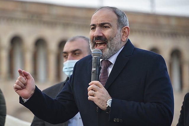 Пашинян уволил главу Генштаба Армении