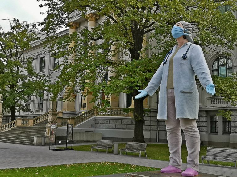 Правительство перенесло принятие решения по новым ограничениям на завтра