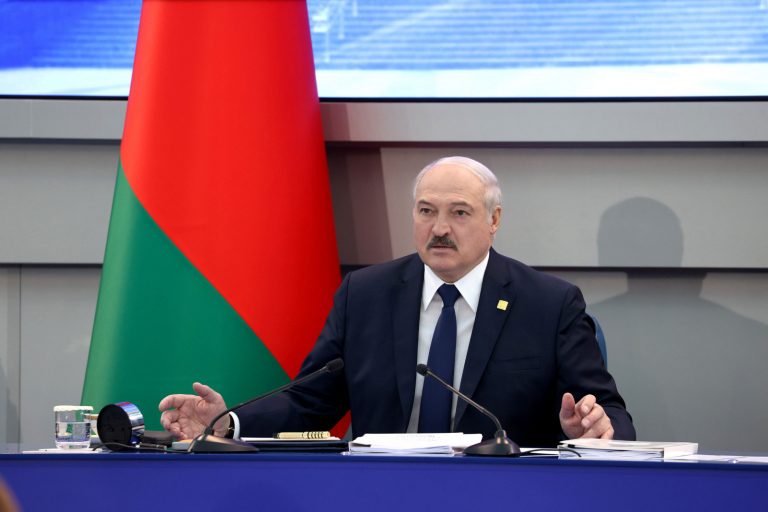 Лукашенко: мне вакцинироваться не надо, у меня антитела есть