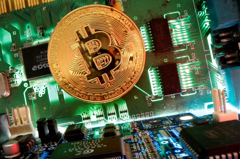 100 минимальных зарплат Латвии: биткоин установил новый рекорд