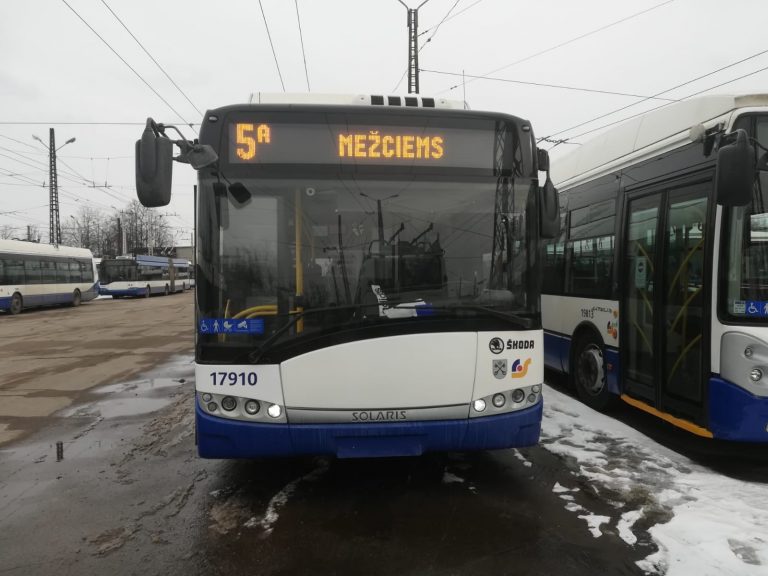 Rīgas satiksme меняет ряд маршрутов, чтобы уменьшить число людей в транспорте