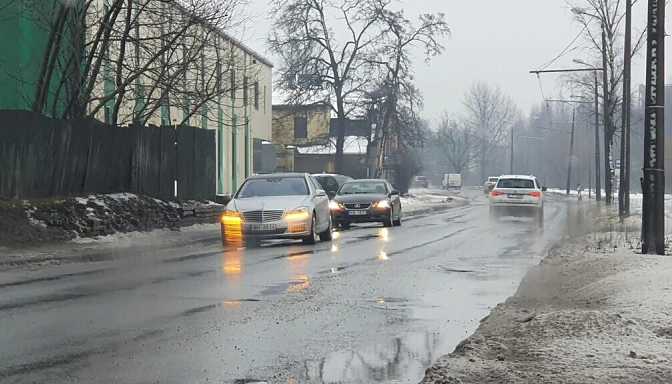 Из-за ям на дороге машины остаются без колес. Рижская дума отказывает в компенсации