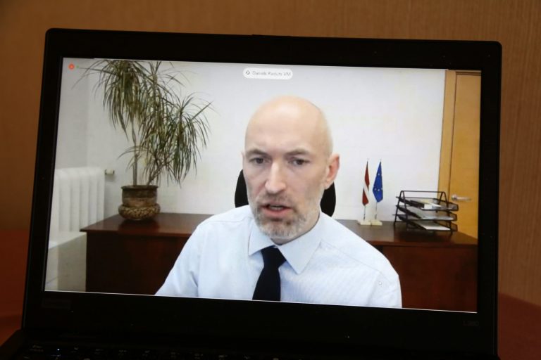 Павлютса призвали отчитаться о расходах на газету о вакцинации. Ее получат 825 тысяч семей