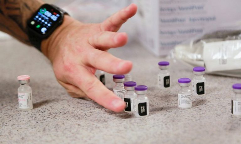 Агентство: жители, желающие привиться AstraZeneca, не смогут этого сделать