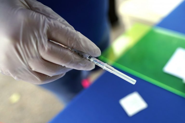 В Латвии за сутки выявлено 818 случаев COVID, умерли 12 человек