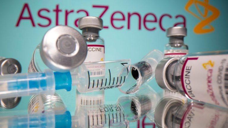 ВОЗ призывает продолжить вакцинацию препаратом AstraZeneca, запрещенным в 20 странах мира, в том числе и в Латвии