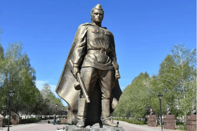 В Татарстане дети сожгли якобы огнеупорный памятник Воину-освободителю