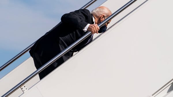 Президент США Джо Байден трижды споткнулся, поднимаясь по трапу самолета (ВИДЕО)