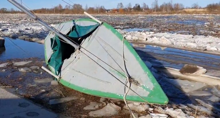 ВИДЕО: тронувшийся лед сорвал причал с лодками на реке Лиелупе