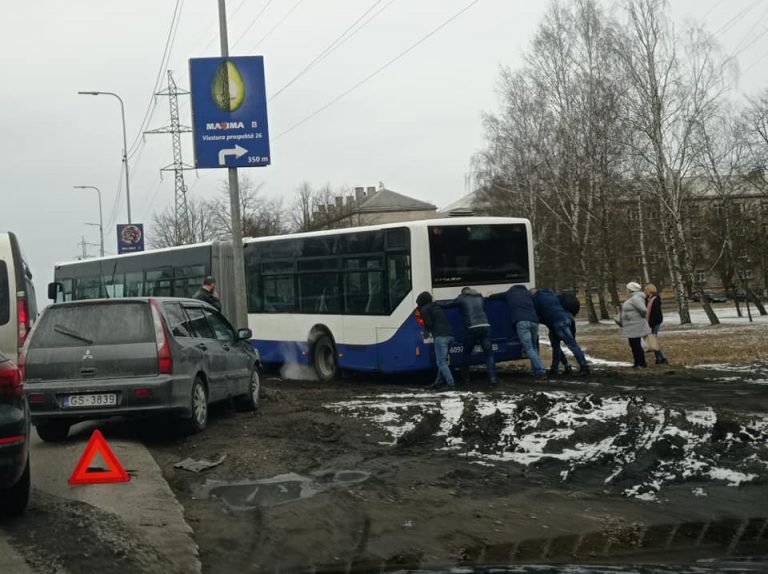 ФОТО: автобус в Милгрависе пытался объехать место ДТП и застрял в грязи
