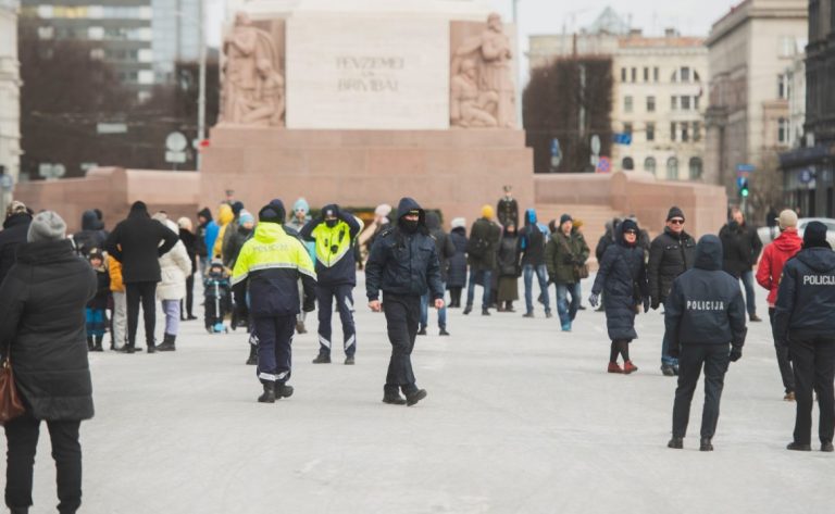 ВИДЕО: в центре Риги собрались противники COVID-ограничений
