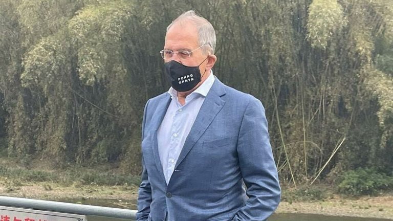 Лавров в Китае надел маску с надписью fckng qrntn