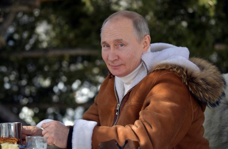 Путин завтра сделает прививку от COVID. Но никто этого не увидит