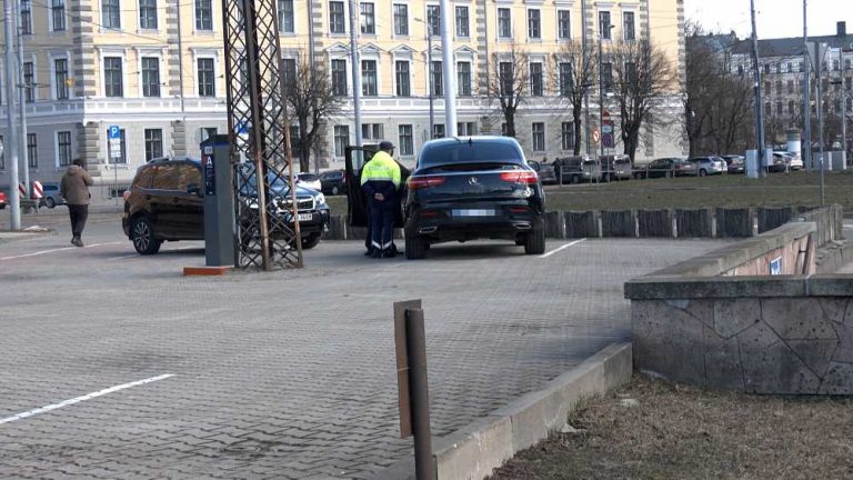 Пьяная женщина на Mercedes в Старой Риге совершила сразу несколько ДТП (ВИДЕО)