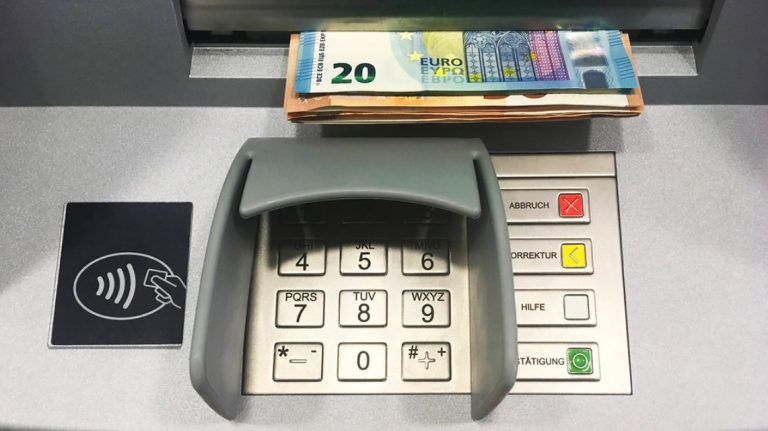 Мошенники обчистили счет эстонца на 5000 евро, позвонив его жене