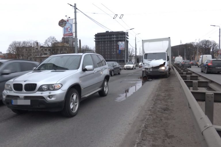Внезапно выбежала бродячая собака. В ДТП на Вантовом мосту пострадали трое