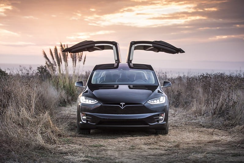 Автомобили Tesla начали продавать за биткоины