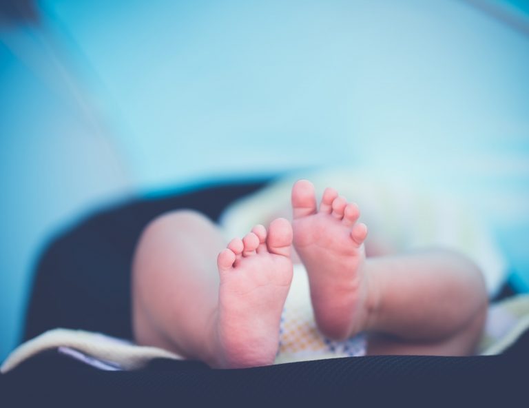 В Вентспилсе родители напились и пошли гулять с младенцем