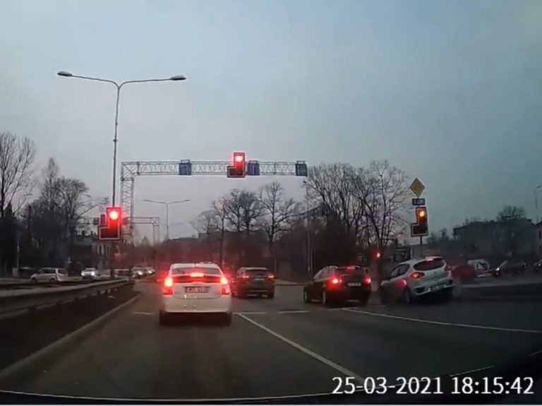 ВИДЕО: водители на перекрестке в Риге игнорируют сигнал светофора и едут на красный