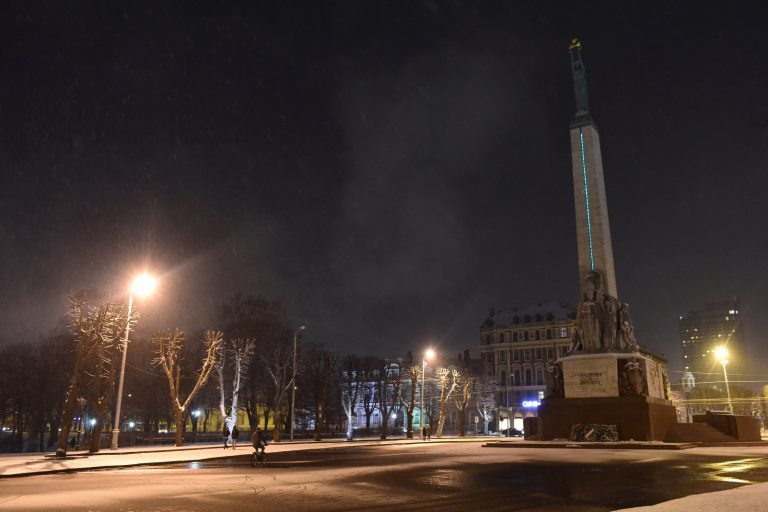 В «Час Земли» в Риге выключат освещение памятника Свободы и Вантового моста