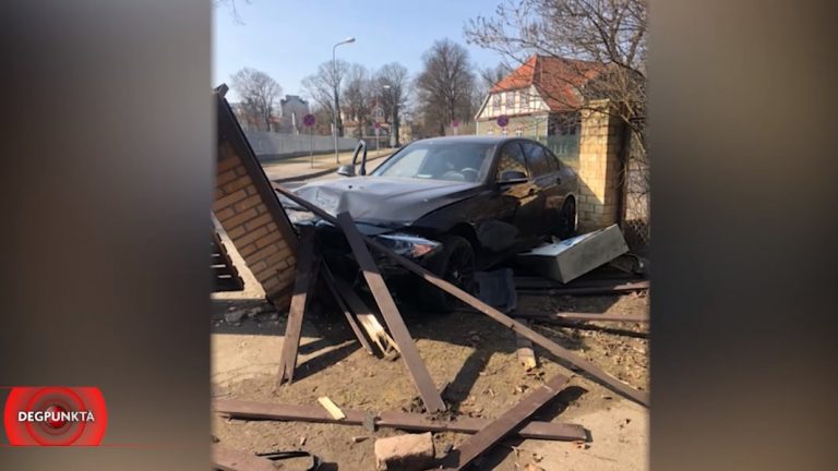 Водитель красного BMW скрылся с места ДТП. В Агенскалнсе ищут очевидцев (ВИДЕО)