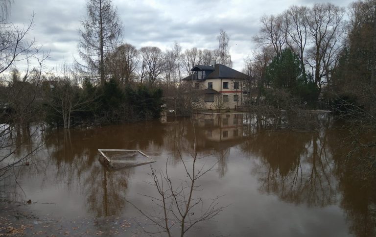 Если уровень воды продолжит повышаться, лед в Царникаве завтра взорвут