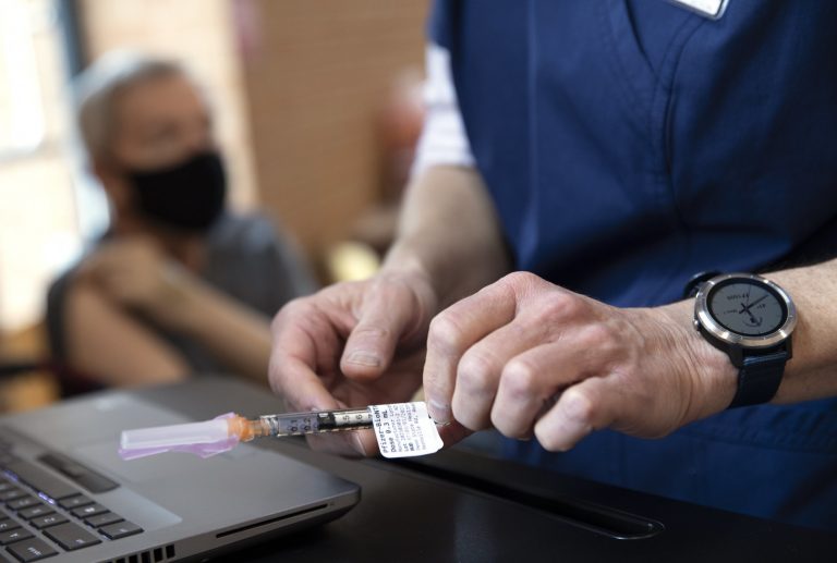 KNAB стало известно о возможных случаях вакцинирования вне очереди