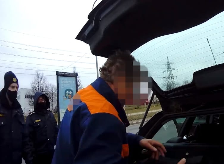 «Выпил литр перцовки и пиво»: в Плявниеках задержан неадекватный водитель (ВИДЕО)