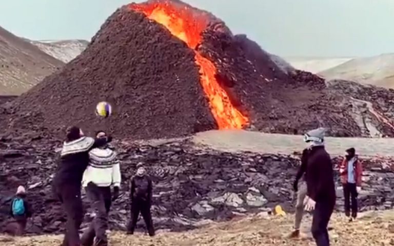 ВИДЕО: исландцы поиграли в воллейбол на фоне вулкана