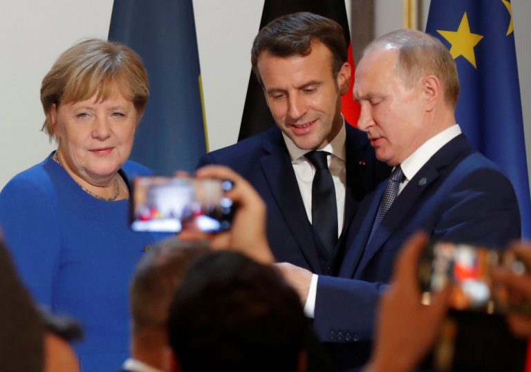 Меркель и Макрон попросили Путина помочь Навальному