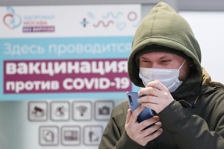 Латвийский режиссер: никогда не вакцинируюсь «Спутник V» по одной причине